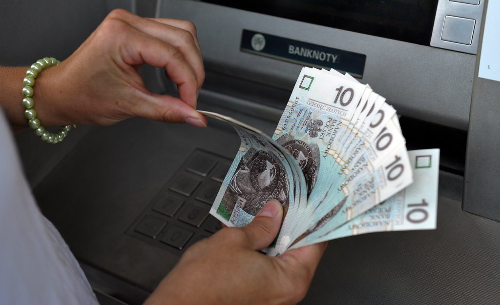 W ostatnich latach nasilono monitorowanie przepływów gotówkowych, aby zapewnić przejrzystość transakcji finansowych.