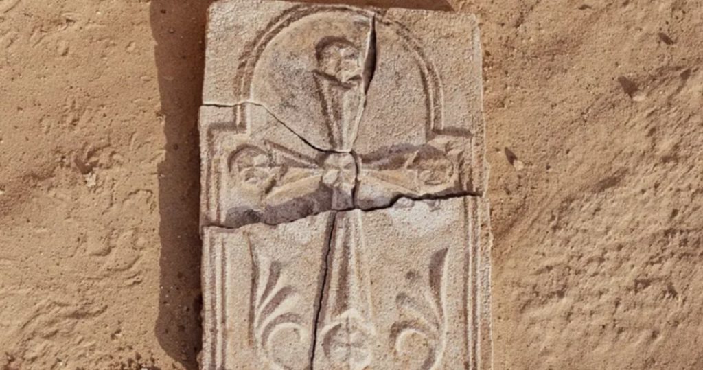 W Abu Zabi znaleziono krzyż chrześcijański sprzed 1400 lat, który zmienia historię religijną Zatoki Perskiej