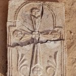 W Abu Zabi znaleziono krzyż chrześcijański sprzed 1400 lat, który zmienia historię religijną Zatoki Perskiej