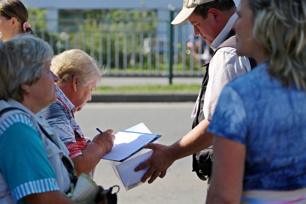 Młody człowiek pyta starszych ludzi, jak osiągnąć szczęśliwe i spełnione życie: większość z nich udziela podobnych odpowiedzi