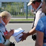 Młody człowiek pyta starszych ludzi, jak osiągnąć szczęśliwe i spełnione życie: większość z nich udziela podobnych odpowiedzi