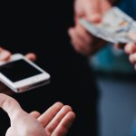 Sprzedaje telefon komórkowy za 700 euro i odkrywa, że banknoty są fałszywe, co widać po śladach po markerze
