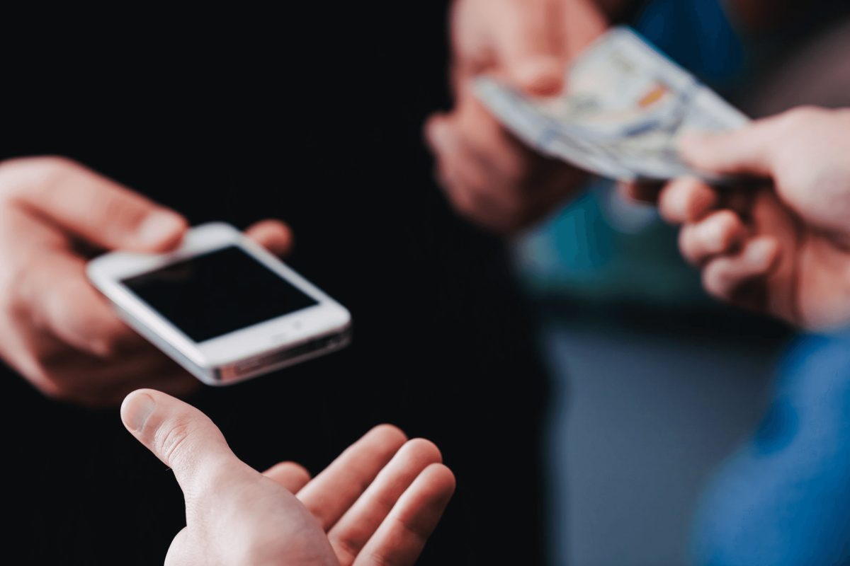 Sprzedaje telefon komórkowy za 700 euro i odkrywa, że banknoty są fałszywe, co widać po śladach po markerze