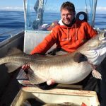 Rybak złowił ogromną rybę ważącą 35 kilogramów i zastanawia się, czy będzie smakowała tak samo jak zwykła ryba: „To zależy od szefa kuchni”.