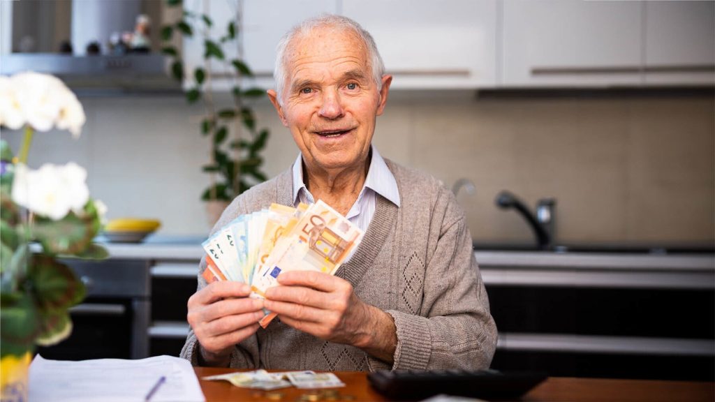 Pracownik przechodzi na emeryturę w wieku 60 lat z emeryturą w wysokości 3126,83 euro, mimo że ZUS początkowo odmówił mu jej przyznania.
