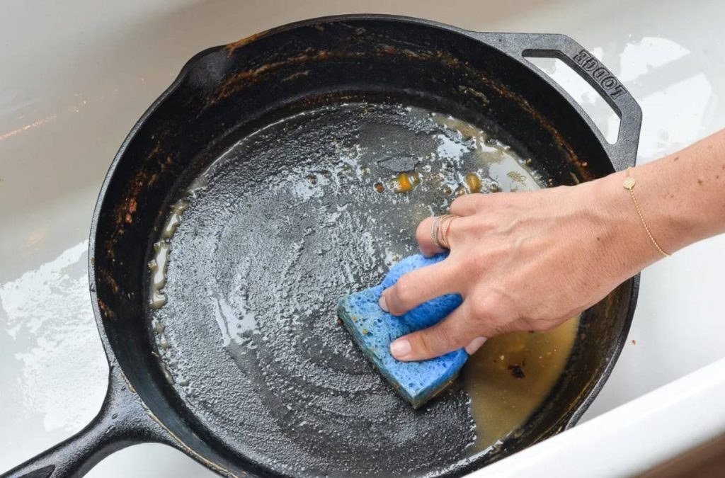 Ani ocet, ani soda oczyszczona: niezawodny sposób na usunięcie tłuszczu z patelni w mgnieniu oka