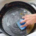 Ani ocet, ani soda oczyszczona: niezawodny sposób na usunięcie tłuszczu z patelni w mgnieniu oka
