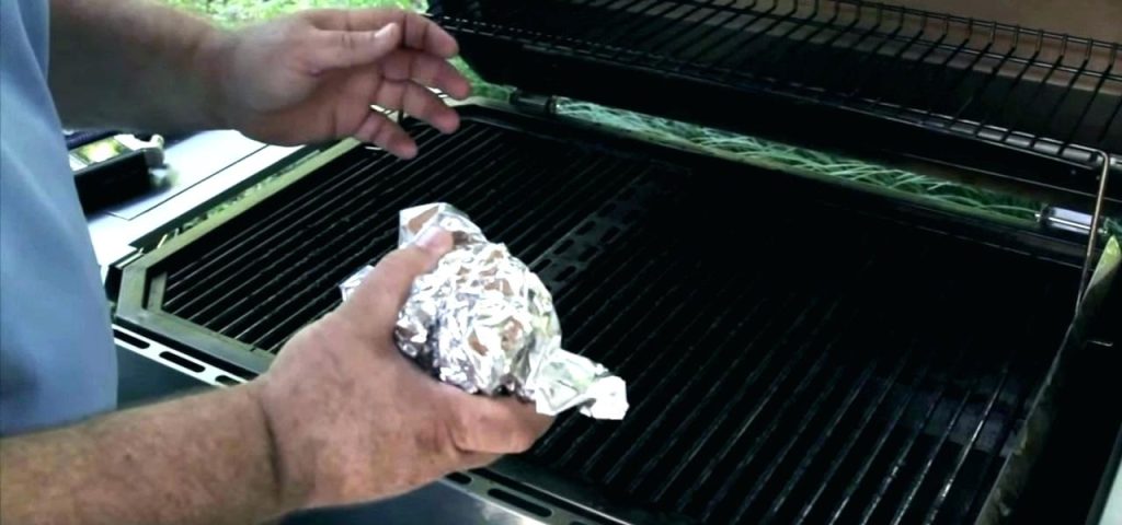 Jak wyczyścić ruszt do grillowania za pomocą folii aluminiowej: skuteczna sztuczka przeciw tłuszczowi