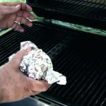 Jak wyczyścić ruszt do grillowania za pomocą folii aluminiowej: skuteczna sztuczka przeciw tłuszczowi