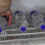 Sposób na schłodzenie łóżka i zwierząt domowych bez klimatyzacji za pomocą zamrożonej butelki wody: czy to naprawdę działa?