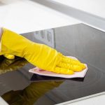 Ani ocet, ani soda oczyszczona: prosty trik ekspertki, dzięki któremu płyta ceramiczna będzie wyglądać jak nowa