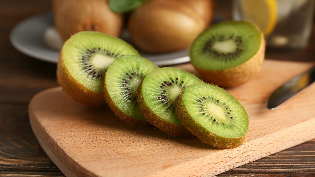 Do czego służą skórki kiwi i dlaczego są uważane za naturalny skarb?