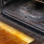 Ani ocet, ani soda oczyszczona: łatwy sposób na szybkie wyczyszczenie piekarnika i płyty kuchennej