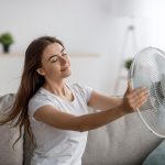 Architekt specjalizujący się w komforcie wyłącza klimatyzację i stosuje trzy proste sztuczki, aby ochłodzić pomieszczenie