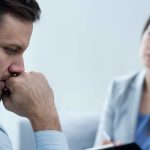 Co oznacza odwracanie wzroku podczas rozmowy według psychologii