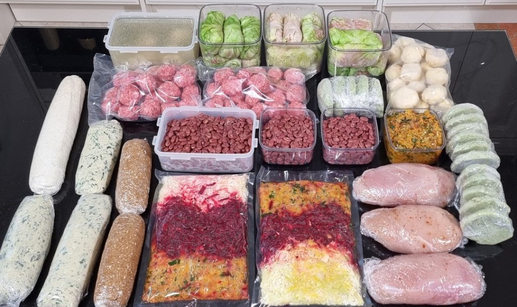 Jakie produkty można zamrażać, a jakich nie? Czy mogę włożyć gorący pojemnik do lodówki?