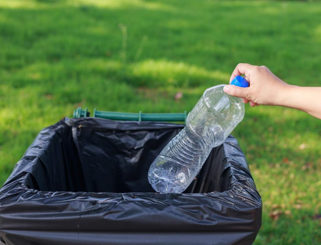 Emeryt wyrzuca plastikową butelkę do niewłaściwego pojemnika i zostaje ukarany grzywną w wysokości prawie 300 dolarów za nieprzestrzeganie zasad recyklingu: „Wolę iść do więzienia”.