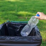 Emeryt wyrzuca plastikową butelkę do niewłaściwego pojemnika i zostaje ukarany grzywną w wysokości prawie 300 dolarów za nieprzestrzeganie zasad recyklingu: „Wolę iść do więzienia”.