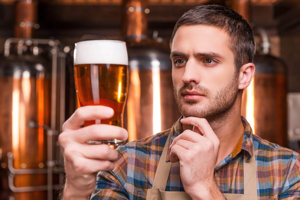 Szef browaru Heineken wyjaśnia, jak nigdy nie należy pić piwa: „Zabija pianę i rozcieńcza smak”.