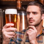 Szef browaru Heineken wyjaśnia, jak nigdy nie należy pić piwa: „Zabija pianę i rozcieńcza smak”.