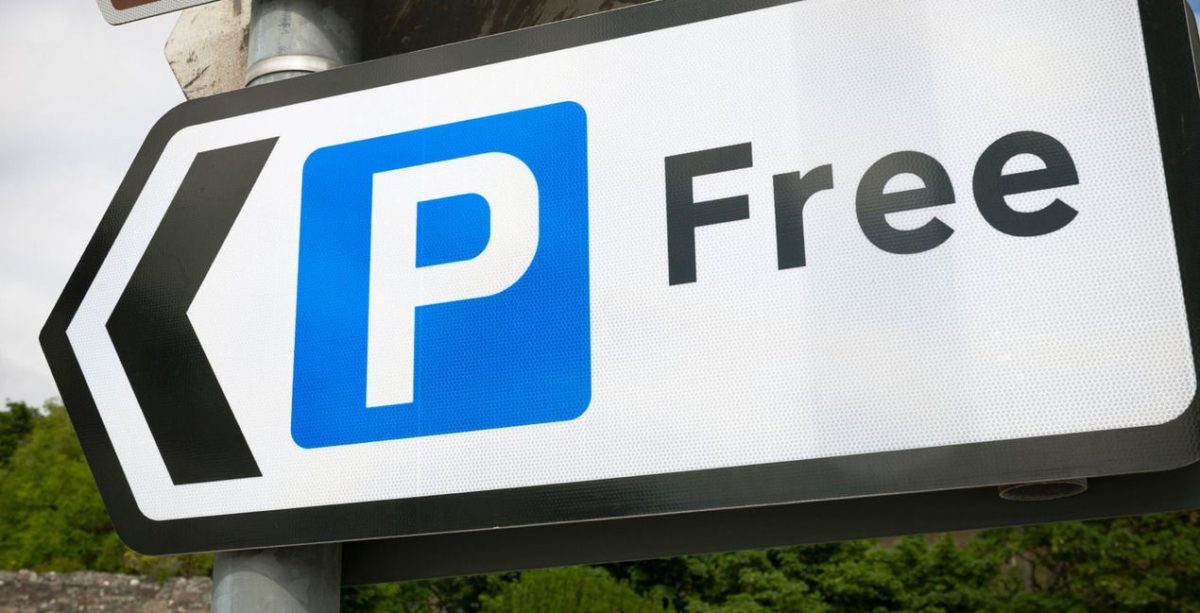Od 13 lat płaci prawie 100 euro miesięcznie za miejsce parkingowe, mimo że parking jest… publiczny: fryzjer składa skargę
