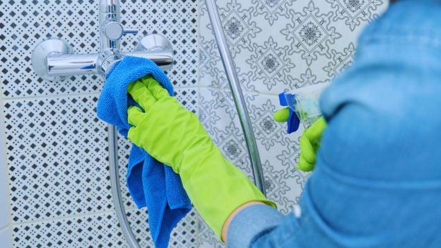 Sposób na usunięcie kamienia z kabiny prysznicowej za pomocą papieru do pieczenia: czystość w 1 minutę