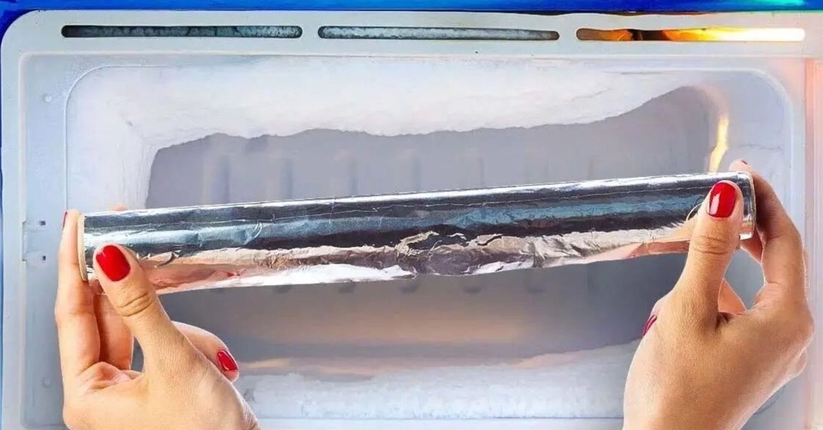 Jak wyczyścić lód z zamrażarki bez wyłączania lodówki: wszystko, czego potrzebujesz, to folia aluminiowa