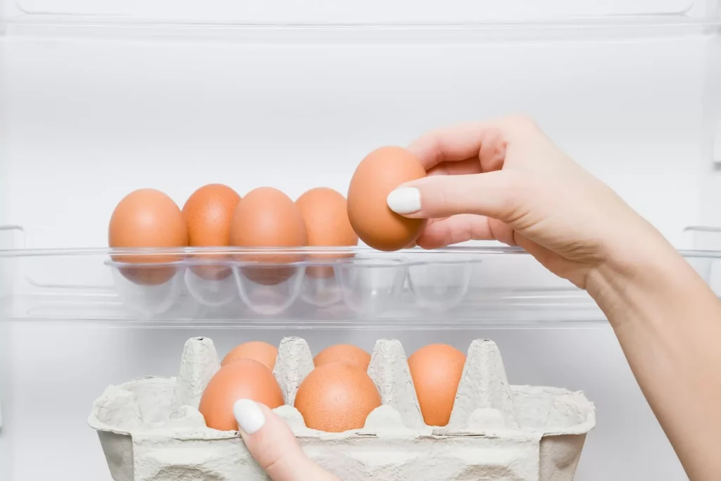 Dlaczego jajka w supermarkecie są na półkach, a w domu przechowuje się je w lodówce?