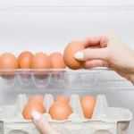Dlaczego jajka w supermarkecie są na półkach, a w domu przechowuje się je w lodówce?