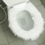 Czy lepiej położyć papier na sedesie w publicznej toalecie, czy korzystać z niej w pozycji kucznej? BBC ma odpowiedź.