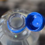 Niewymienialny korek nie wystarczył: plastikowe butelki czekają kolejne zmiany