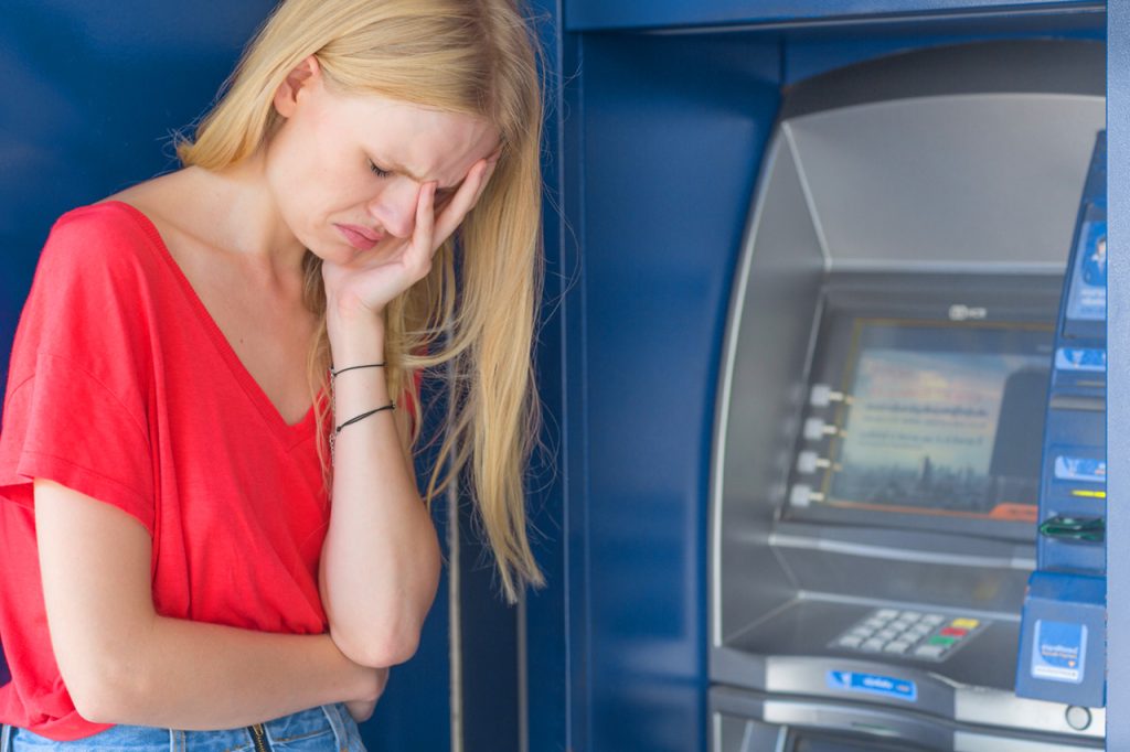 Wpłaca 18 000 euro w bankomacie, a na wyciągu bankowym otrzymuje niemiłą niespodziankę: „Te pieniądze nadal są w obiegu”.