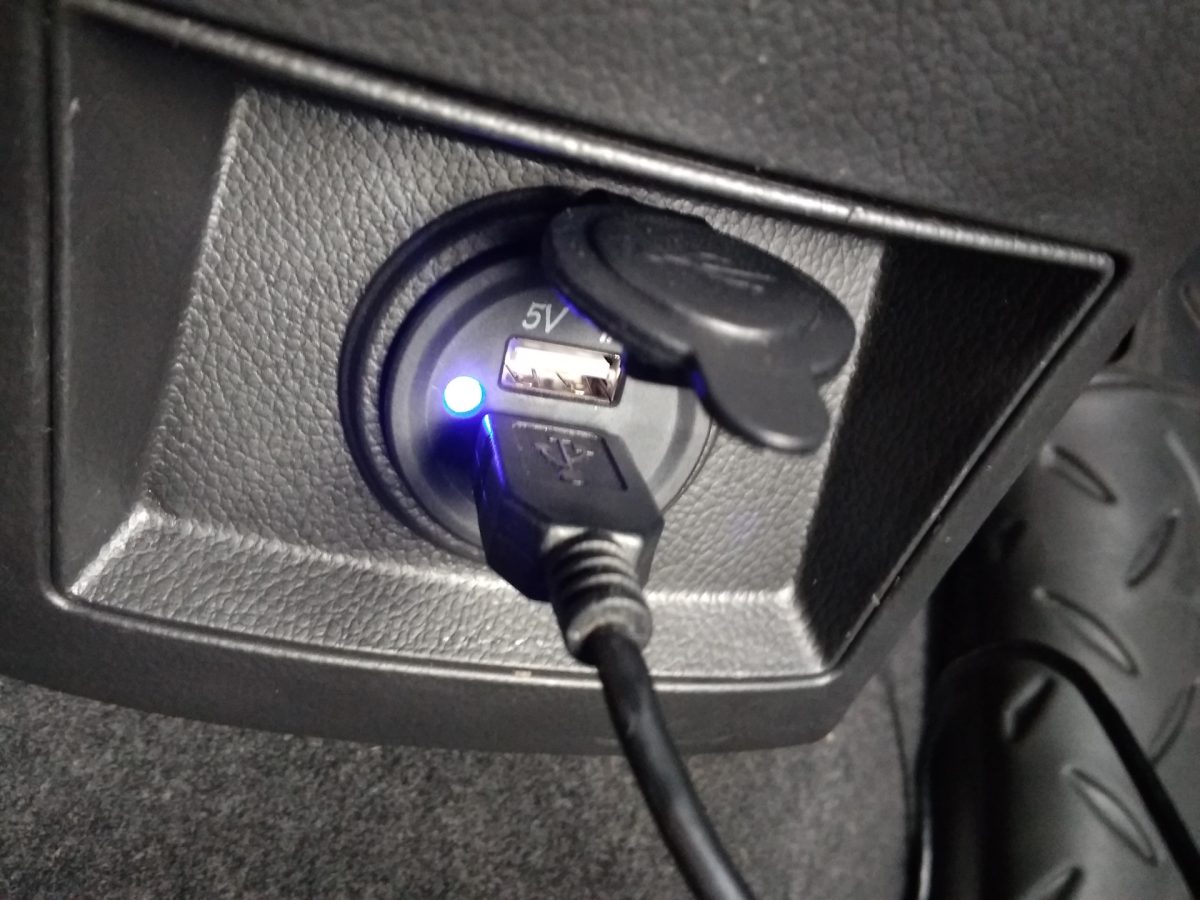 Wszystko, co możesz zrobić (a o czym nie wiedziałeś) dzięki portowi USB w samochodzie