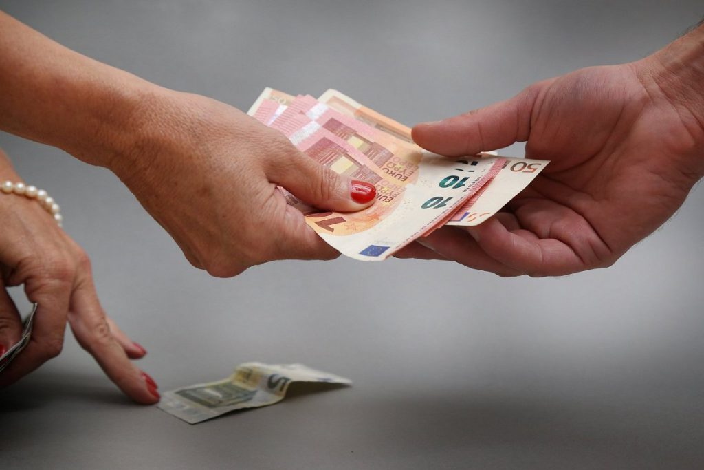 Tysiące pracowników zauważą na swoich odcinkach wypłaty nową ulgę podatkową w wysokości do 340 euro.