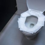 Nie kucaj ani nie kładź papieru na muszli: co należy robić, gdy korzystasz z publicznej toalety