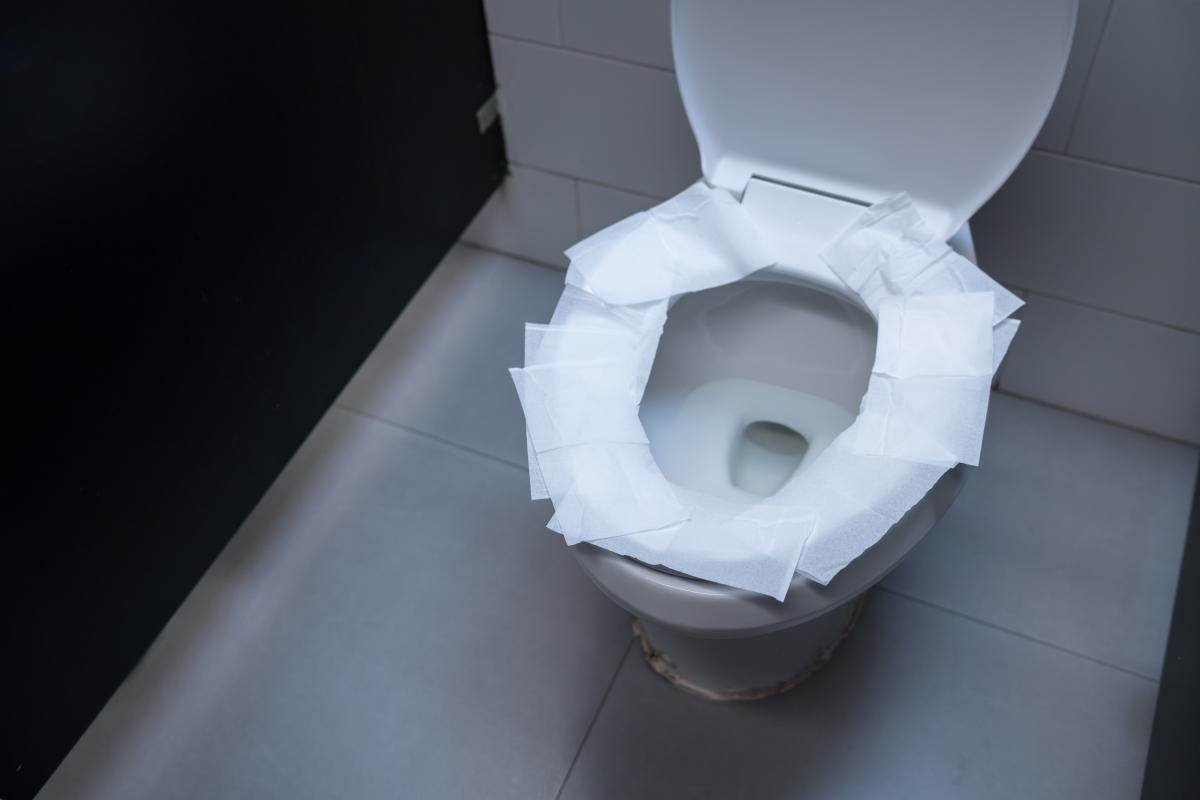 Nie kucaj ani nie kładź papieru na muszli: co należy robić, gdy korzystasz z publicznej toalety