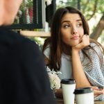 Julia Pascual, psycholog: „Niewierność emocjonalna nie zaczyna się w łóżku, zazwyczaj zaczyna się od rozmowy”.
