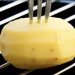 Mało kto wie, do czego służy pocieranie surowego ziemniaka o rozgrzany grill.
