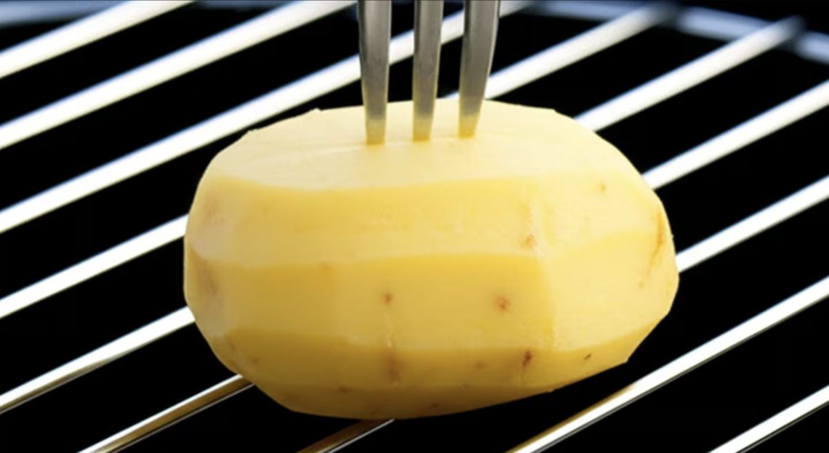 Mało kto wie, do czego służy pocieranie surowego ziemniaka o rozgrzany grill.