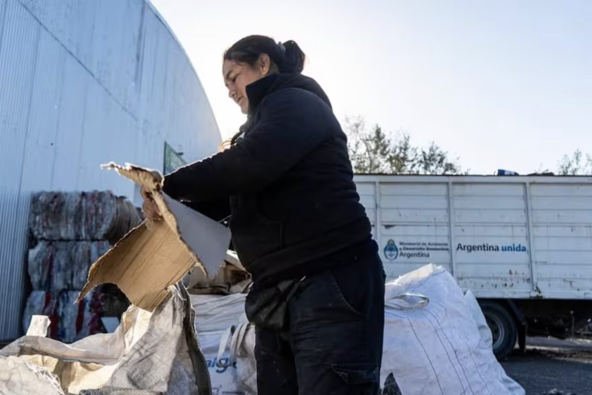 „Kiedyś wystarczało mi to na utrzymanie rodziny, a teraz już nie”: coraz więcej osób zajmujących się recyklingiem odpadów traci pracę lub nie jest w stanie z tego wyżyć