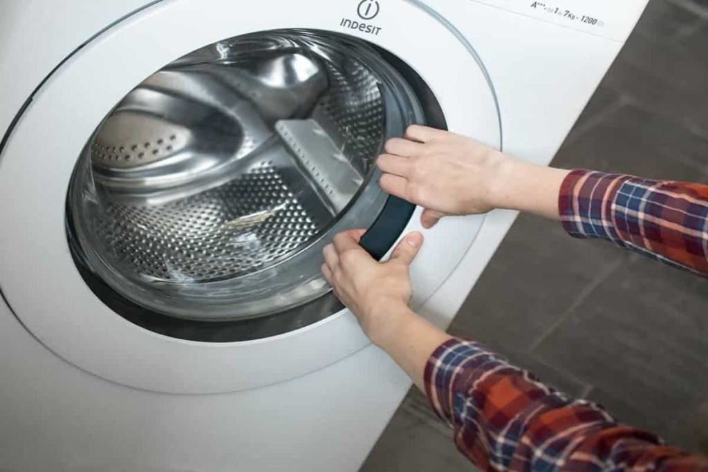Nie ciągnij z siłą ani nie dzwoń do serwisu technicznego: prosty trik, aby otworzyć zablokowane drzwi pralki za pomocą jednego przedmiotu, który każdy z nas ma w domu