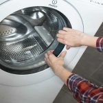 Nie ciągnij z siłą ani nie dzwoń do serwisu technicznego: prosty trik, aby otworzyć zablokowane drzwi pralki za pomocą jednego przedmiotu, który każdy z nas ma w domu
