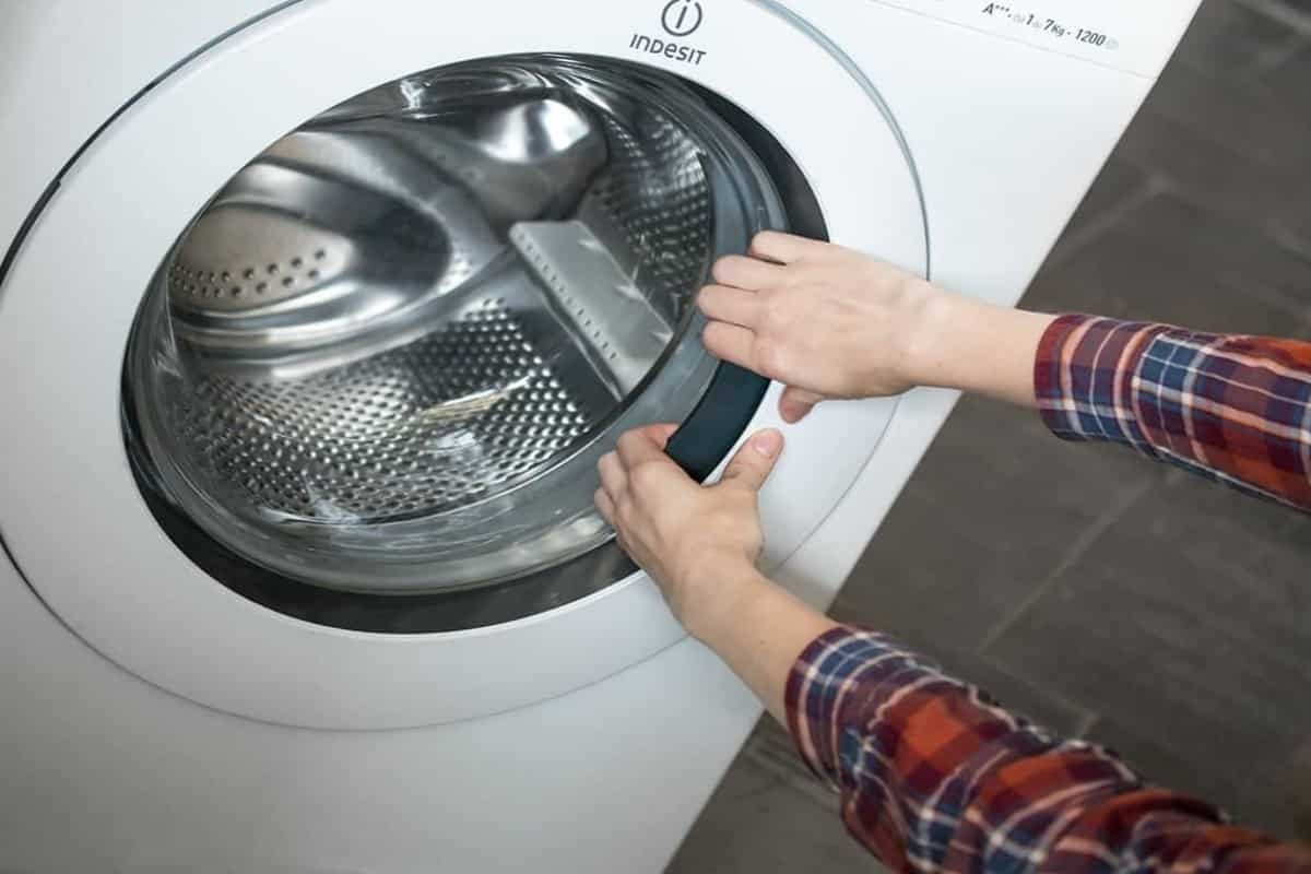 Nie ciągnij z siłą ani nie dzwoń do serwisu technicznego: prosty trik, aby otworzyć zablokowane drzwi pralki za pomocą jednego przedmiotu, który każdy z nas ma w domu