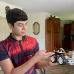 13-letni uczeń tworzy robota, który wykorzystuje sztuczną inteligencję i lasery do usuwania chwastów bez konieczności stosowania pestycydów