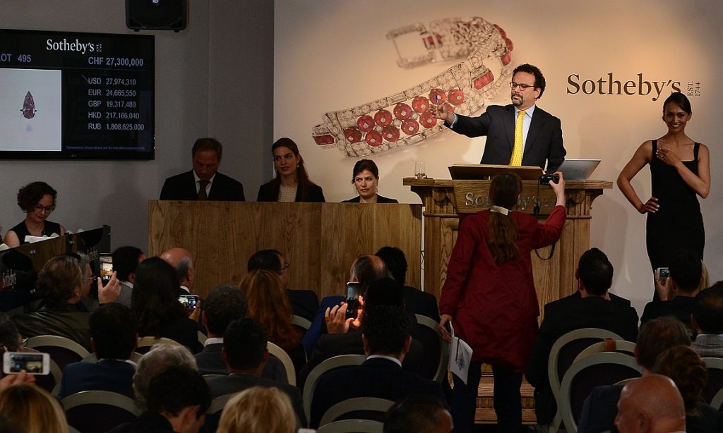Aukcje diamentów, biżuterii i złota online: ile kosztują i jak wziąć udział