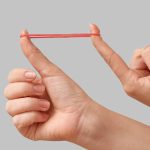Chińscy naukowcy stworzyli „pierwszą” na świecie elastyczną opaskę wykonaną z jednego materiału, która może przekształcać ciepło ciała w energię elektryczną.