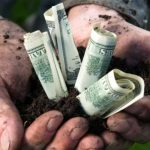 Rolnik znajduje górę banknotów podczas sprzątania swojej posiadłości, a kiedy przyjeżdża policja…