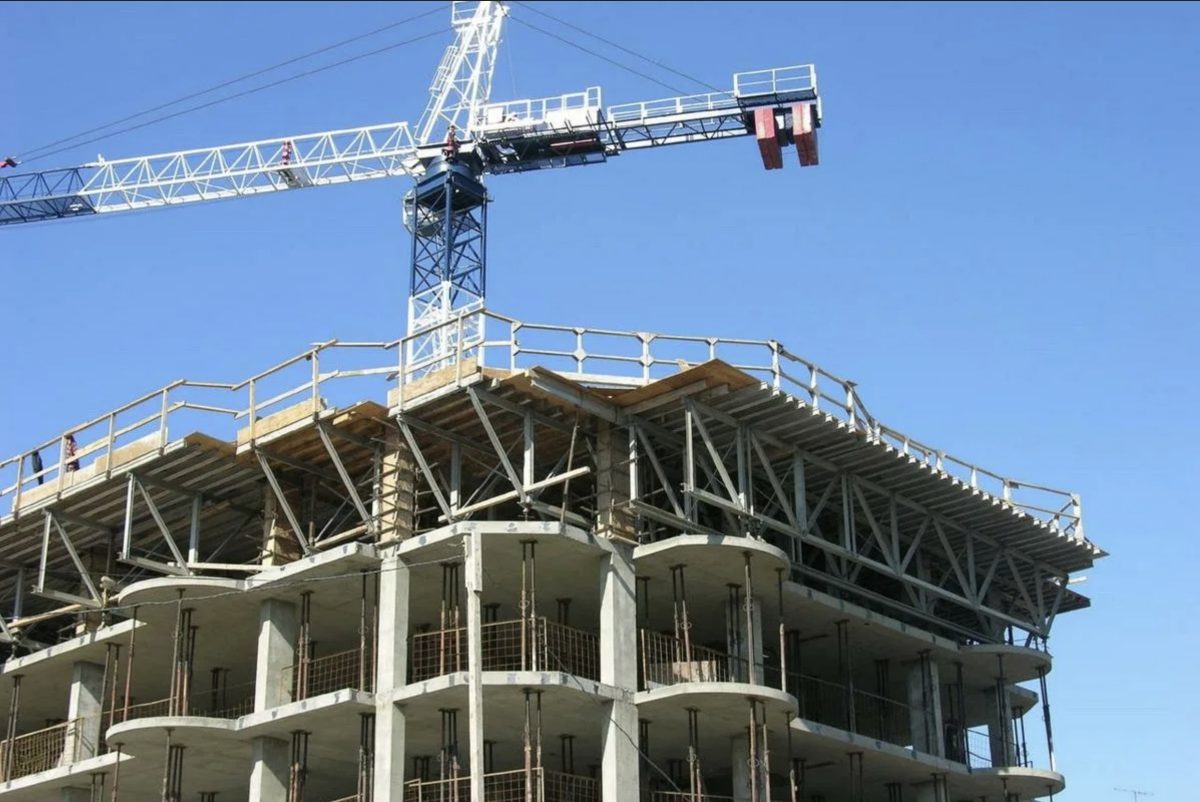 Turyści wynajęli apartament z „widokiem na morze”, ale zastali tam plac budowy