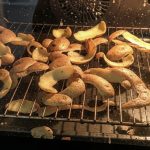 Włączenie piekarnika z łupinami ziemniaków w środku: do czego służy i dlaczego jest to zalecane